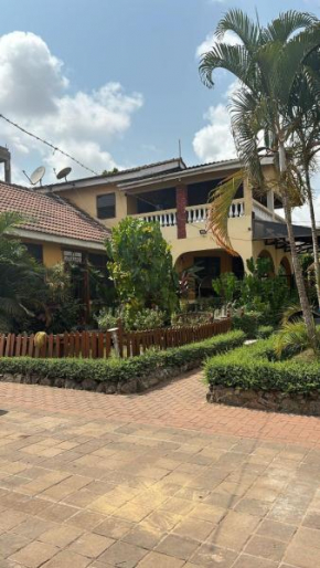 Green house, 2bdr Apt, 7 min from Airport